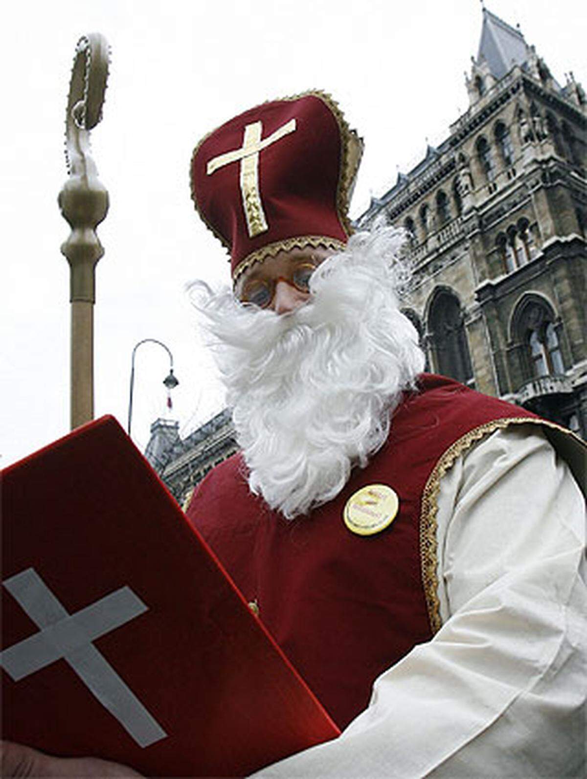 Der beliebteste Geschenkebringer ist der Bischof Nikolaus von Myra. Er soll drei schlafenden Mädchen Gold in die Schuhe gesteckt haben.