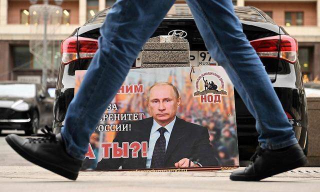 Ein Putin-Konterfei vor der Staatsduma in Moskau, aufgenommen am Donnerstag.