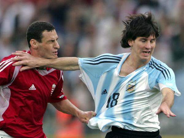 Im August 2005 absolvierte Messi gegen Ungarn sein erstes Länderspiel bei den "Großen". Allerdings war das Vergnügen nur von kurzer Dauer: Nach einem Schlag ins Gesicht von Gegenspieler Vanczak sah der eingewechselte Messi nach wenigen Sekunden die Rote Karte. >>> Das kurze Debüt als Video