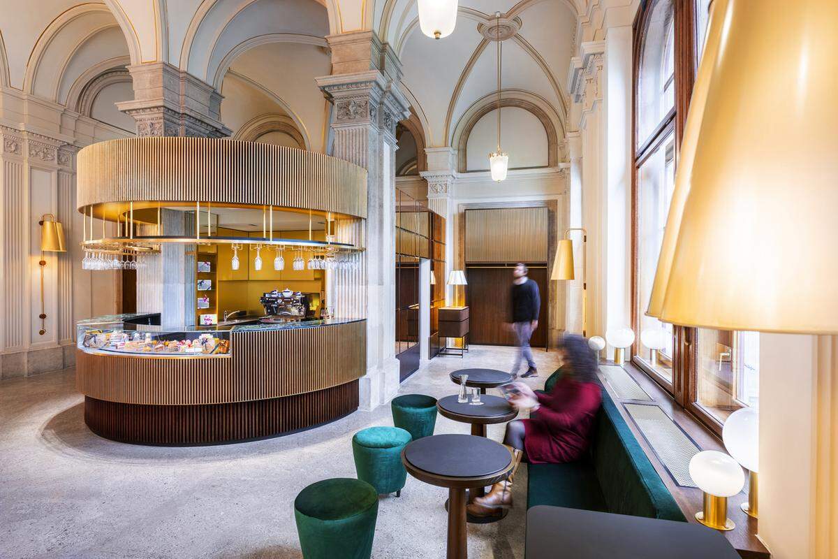 Als Sieger eines geladenen Wettbewerbs haben BWM Architekten im Erdgeschoß der Wiener Staatsoper ein neues Besucherzentrum gestaltet, das im November 2020 fertiggestellt wurde.