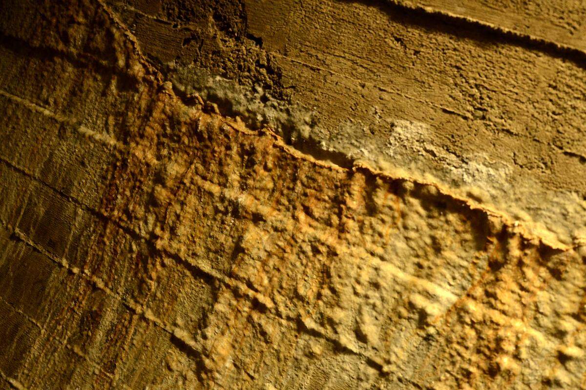 An den Wänden bilden sich teilweise Stalagtiten. Der Beton ist noch original aus dem Zweiten Weltkrieg, erklärt Englert. 1943 hatte Böhler begonnen, in den Berg eine sichere Panzerproduktionsstätte zu sprengen. Als die Stollen fertig waren, war der Krieg allerdings bereits zu Ende und die Produktion wurde nie aufgenommen.