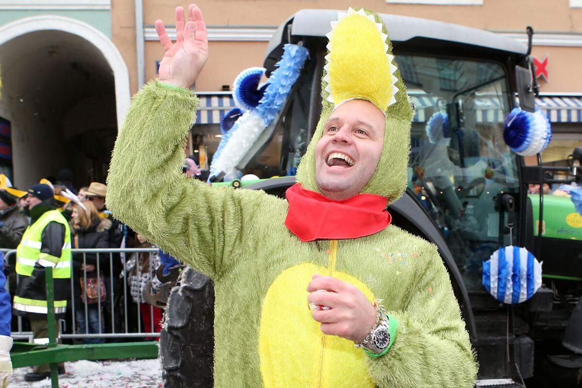 Regelmäßig machen sich in Kärnten Politiker freiwillig zum Narren: beim alljährlichen Faschingsumzug in Villach. Heuer gab sich FPK-Chef und Landeshauptmann-Stellvertreter Kurt Scheuch als Krokodil "Sachsi" die Ehre.