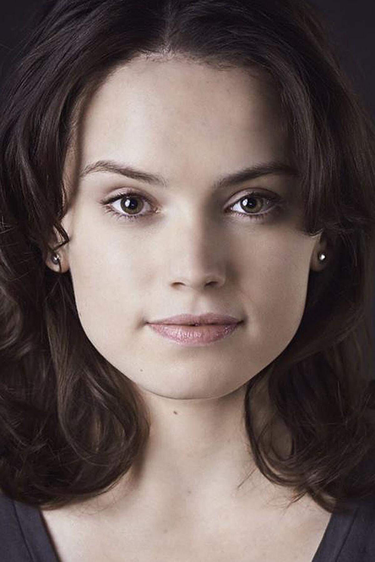 Die junge britische Schauspielerin Daisy Ridley wirkte in BBC-Fernsehproduktionen wie "Silent Witness" mit. Sie verkörpert Rey, ebenfalls eine zentrale Figur im neuen Star Wars-Film.