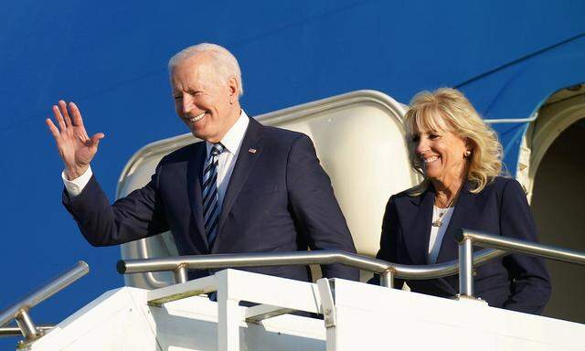 Joe und Jill Biden bei ihrer Ankunft am US-Stützpunkt Mildenhall in Großbritannien. Der Präsident und die First Lady traten am Mittwoch ihre erste Auslandsreise an – mit Stationen in Großbritannien, Brüssel, Rom und Genf.
