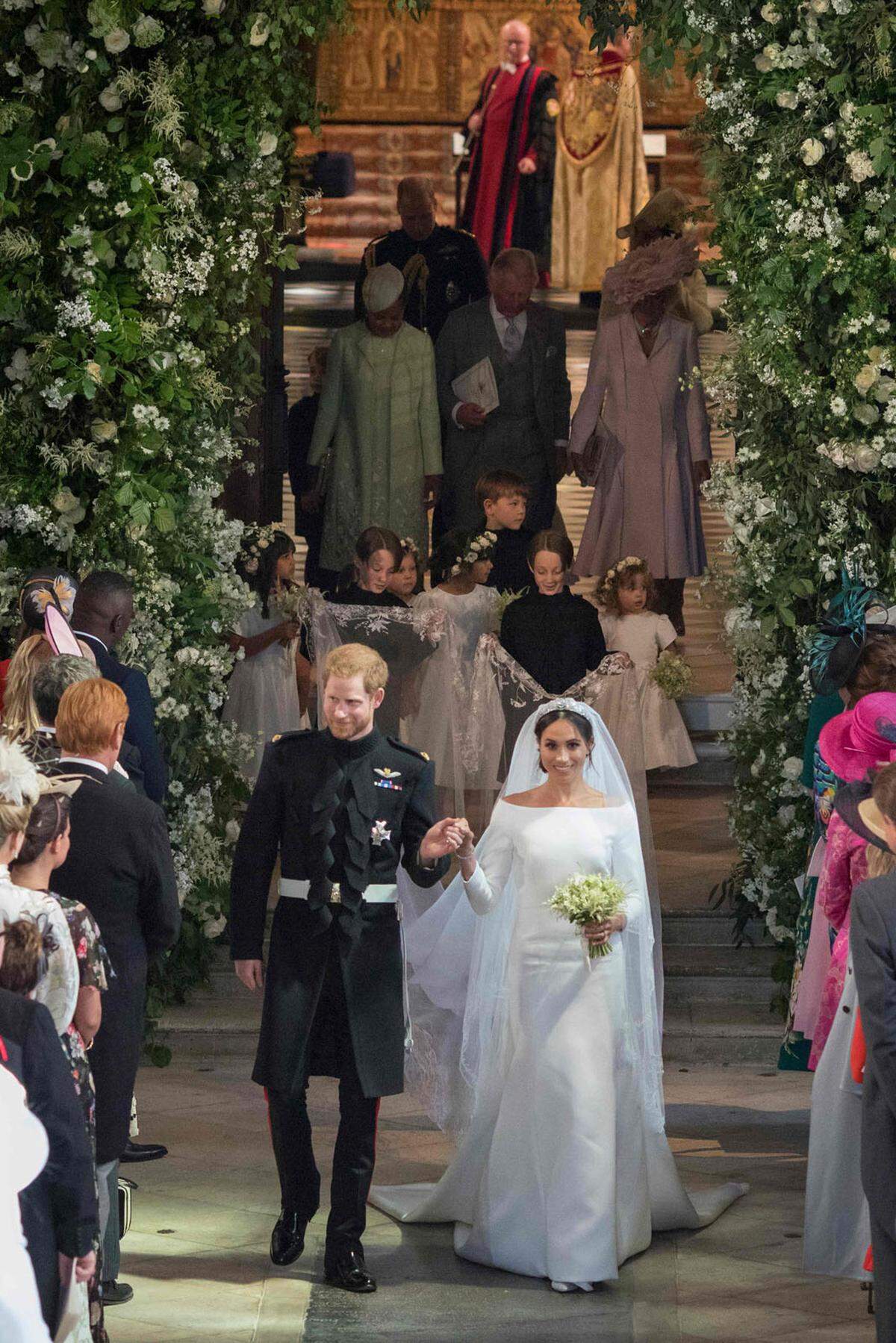 Der Brautstrauß - in dem gemäß Palast-Tradition auch immergrüne Myrthe steckt - wurde aus Blumen gebunden, die Harry am Tag zuvor im Garten des Kensington-Palasts gepflückt hatte.  