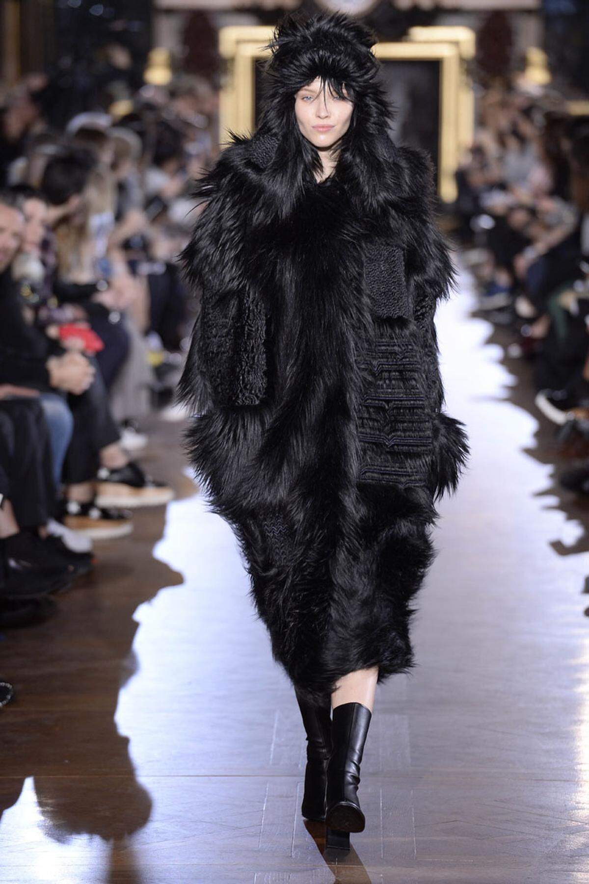 Das kommt: Fake Fur ist schön kuschelig, auch ohne Tierleid zu verursachen. Look von Stella McCartney.