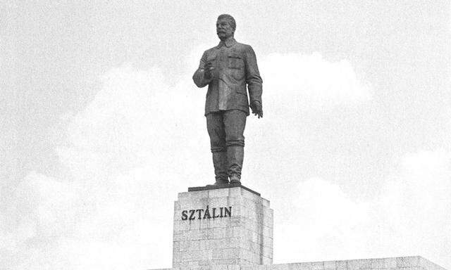 Noch wacht der Tyrann über Ungarn, am 23. Oktober 1956 wird seine Statue zertrümmert.