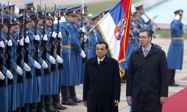 Serbian PM Vucic and China´s Premier Li review Serbian Army honour guard at the Palace of Serbia in Belgrade