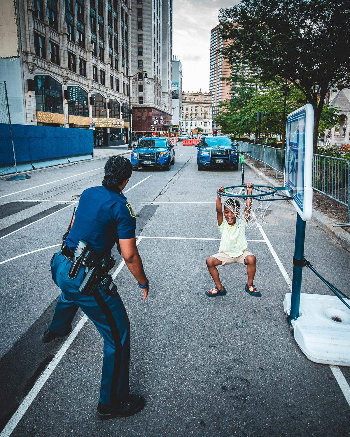 Detroit sei eine Stadt, die die Leute "gefährlich" nennen, eine Stadt, die negativ konnotiert sei, sagt Nicolas aus Frankreich. "Ich weiß nicht warum, ich habe es dort geliebt. Diese Szene zu beobachten, in der eine Polizistin mit einem Jungen Basketball spielt, war unglaublich."