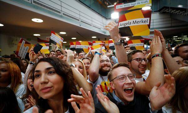 24. September 2017: Trotz Verlusten gewinnt die Union aus CDU und CSU die deutsche Parlamentswahl, doch beide Parteien müssen ihr schlechtestes Ergebnis seit Gründung der Bundesrepublik Deutschland 1949 hinnehmen. Fehler der Union im Wahlkampf sieht Merkel nicht.