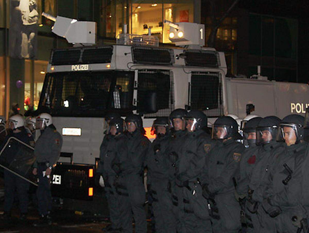 Auch ein Wasserwerfer rückt an und wird gegenüber den Demonstranten in Stellung gebracht.