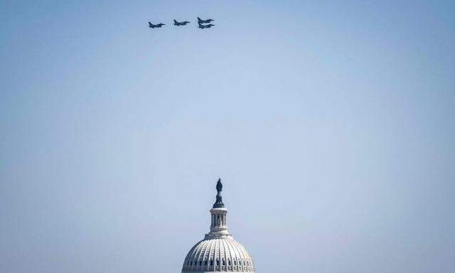 F-16-Kampfjets der amerikanischen Luftwaffe steigen auf, um die Cessna Citation abzufangen (Archivbild)