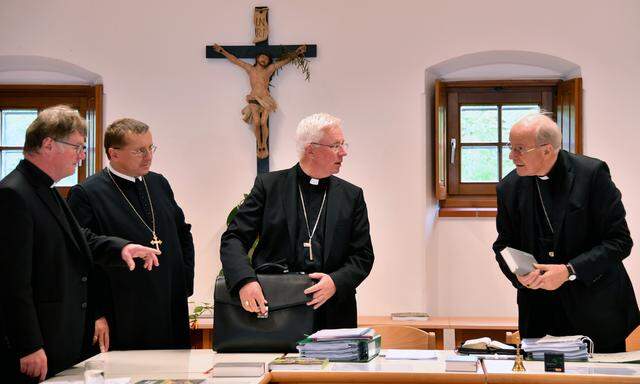 Der Salzburger Erzbischof Franz Lackner (Mitte), rechts neben ihm Kardinal Christoph Schönborn.