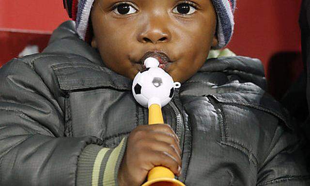 Junger Fan mit Vuvuzela