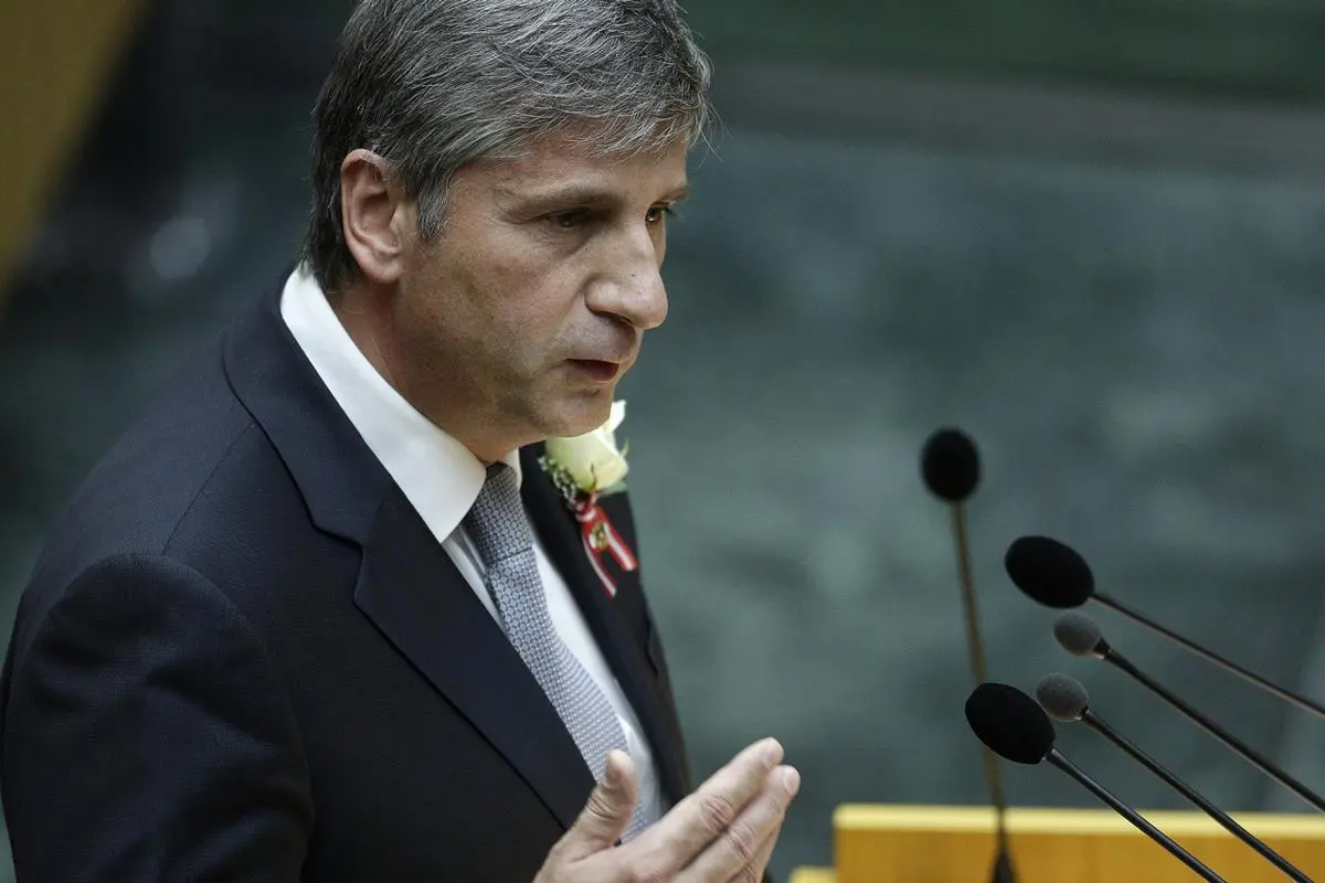 Sein ÖVP-Gegenüber Michael Spindelegger besuchte die Volksschule in der Hinterbrühl, maturiert hat er am Gymnasium in Mödling, wo übrigens auch Sportmanager Ronnie Leitgeb in seiner Klasse war.