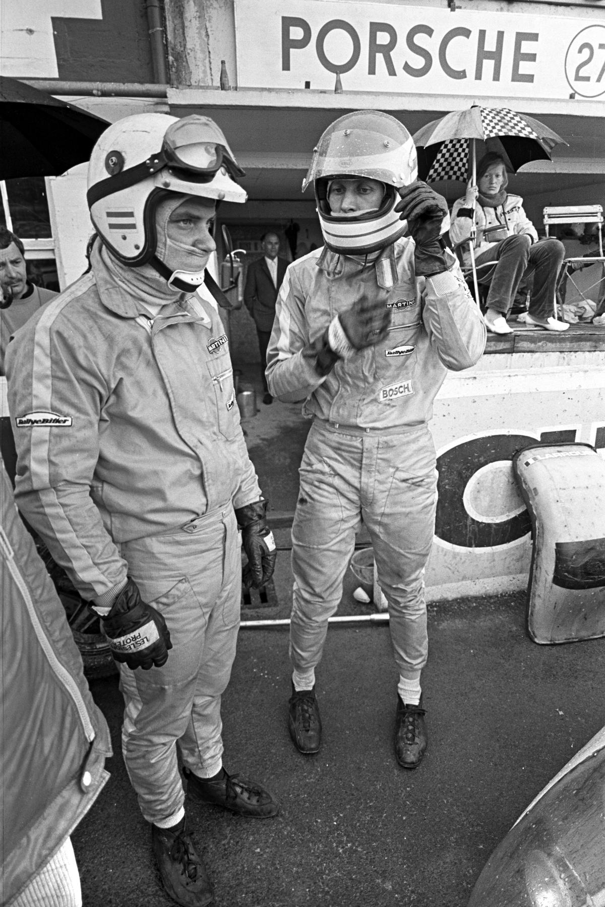 Rudi Lins (links) mit Helmut Marko in Le Mans. 1971 errangen die beiden auf Porsche 908 den dritten Gesamtrang bei den 24 Stunden von Le Mans. Marko gelang im Folgejahr der Gesamtsieg auf Porsche 917. Ein Jahr später beendete eine Verletzung Markos Karriere - ein aufgewirbelter Stein durchschlug das Helmvisier, Marko verlor dabei ein Auge.