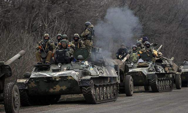 Ukrainisches Militär beim Rückzug der Front im Donbass.