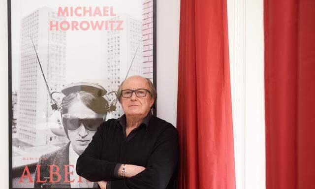 Michael Horowitz mit dem aktuellen Albertina-Plakat, das eines seiner Kiki-Kogelnik-Bilder zeigt. 