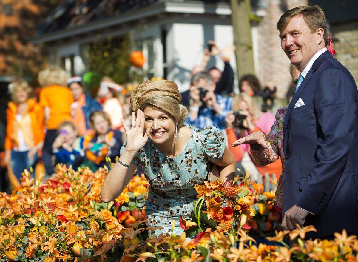 Die große Mehrheit der Niederländer findet auch, dass er seine Sache als König gut macht. Das war nicht immer selbstverständlich. Denn lange war Willem-Alexander als "Prinz Pilsje" verschrien, der in Leiden lieber Gasthäuser als Geschichtsvorlesungen besuchte und mit seinen schnellen Auto auch schon einmal in der Gracht landete.