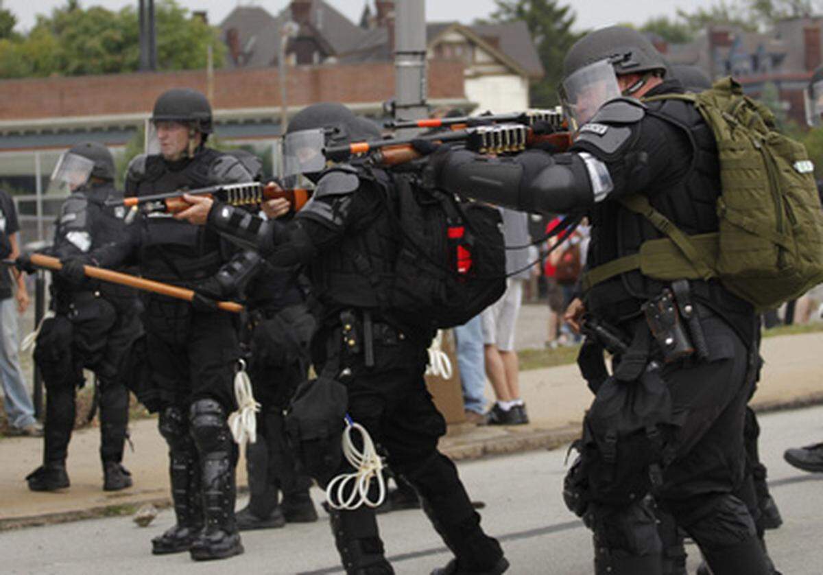 Mit der US-Polizei ist allerdings nicht zu spaßen. Im Verlauf der Proteste begann sie, Gummigeschosse einzusetzen.