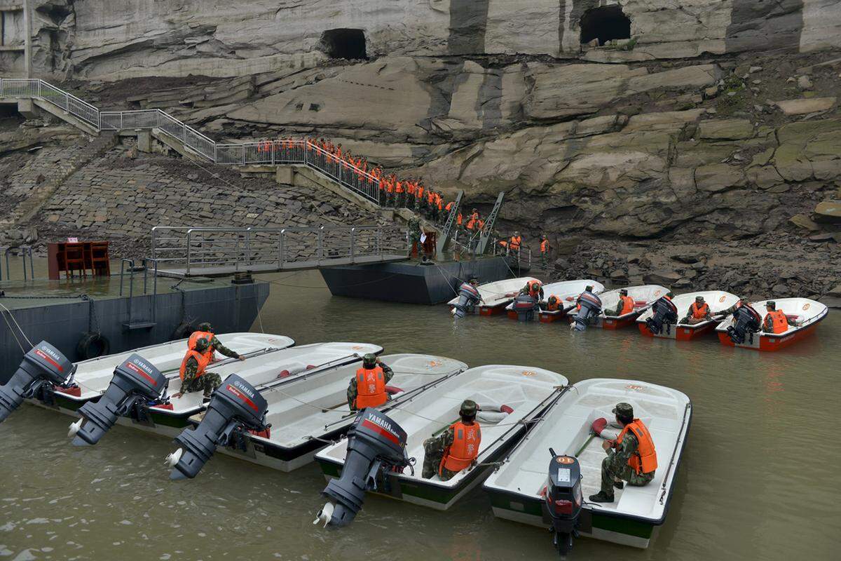Unter den 458 Menschen an Bord sind nach neuen Angaben von Xinhua 406 Passagiere, 47 Besatzungsmitglieder und fünf Reisebüromitarbeiter gewesen. Es habe nach ersten Ermittlungen genug Schwimmwesten gegeben. Auch sei das Schiff nicht überladen gewesen.