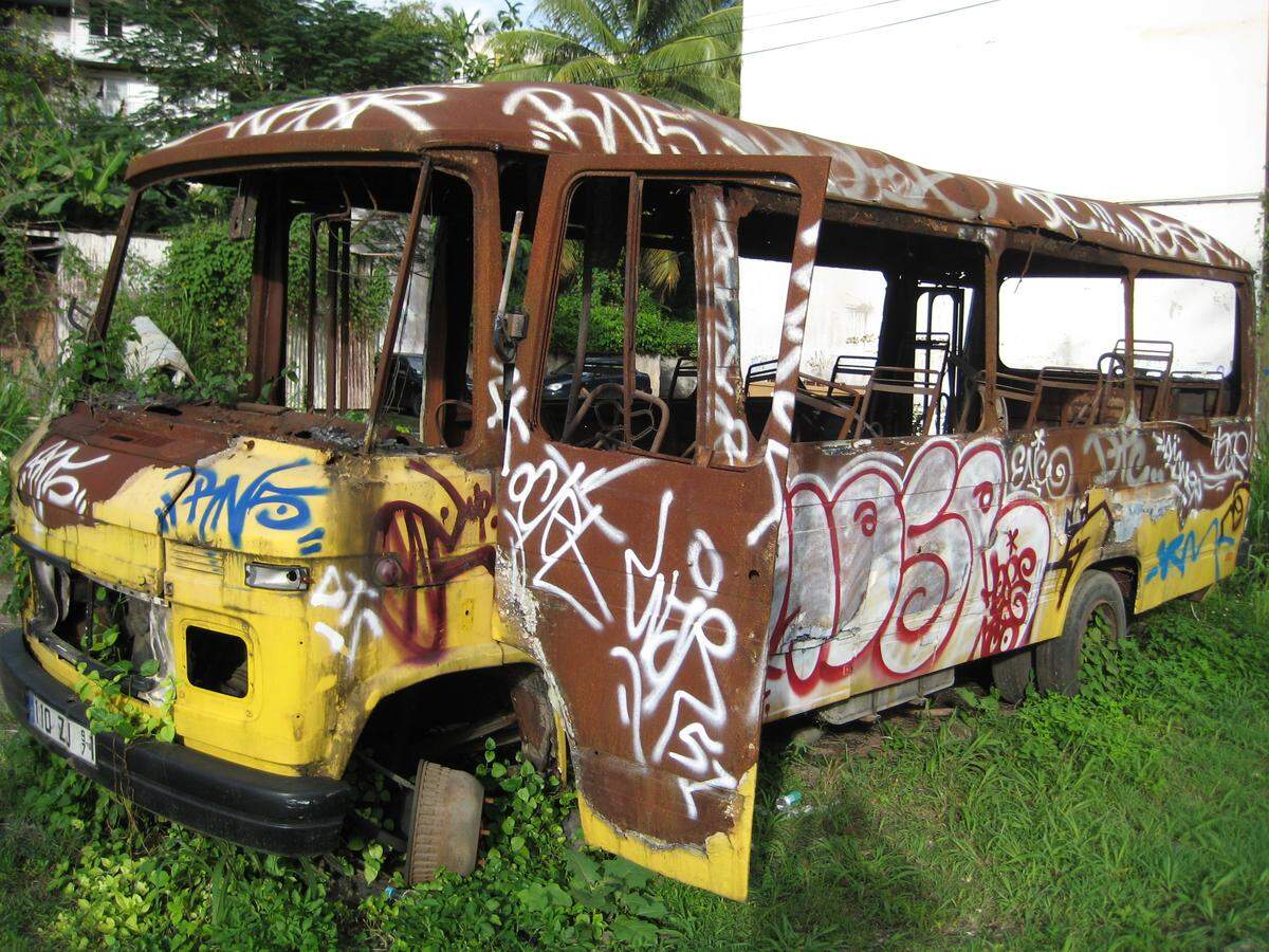 Die alten Busse in den Vorstädten der Hauptstadt Basse-Terre dienen auch der Verschönerung – und gelegentlich als Kinderspielplatz.