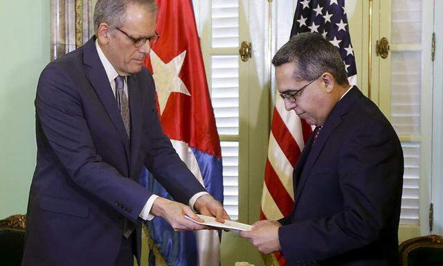 US-Diplomat Jeffrey DeLaurentis (li.) übergibt einen Brief von US-Präsident Barack Obama an Kubas Innenminister Marcelino Medina in Havana.