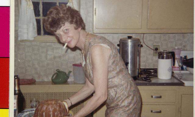 Hertha Pauli bewirtet Gäste in ihrem Haus in Huntington, New York.
