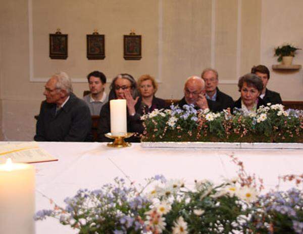 An der Seite seiner Frau (rechts im Bild) genießt er den katholischen Gottesdienst im Wiener Nobelbezirk, den Neunzehnten.