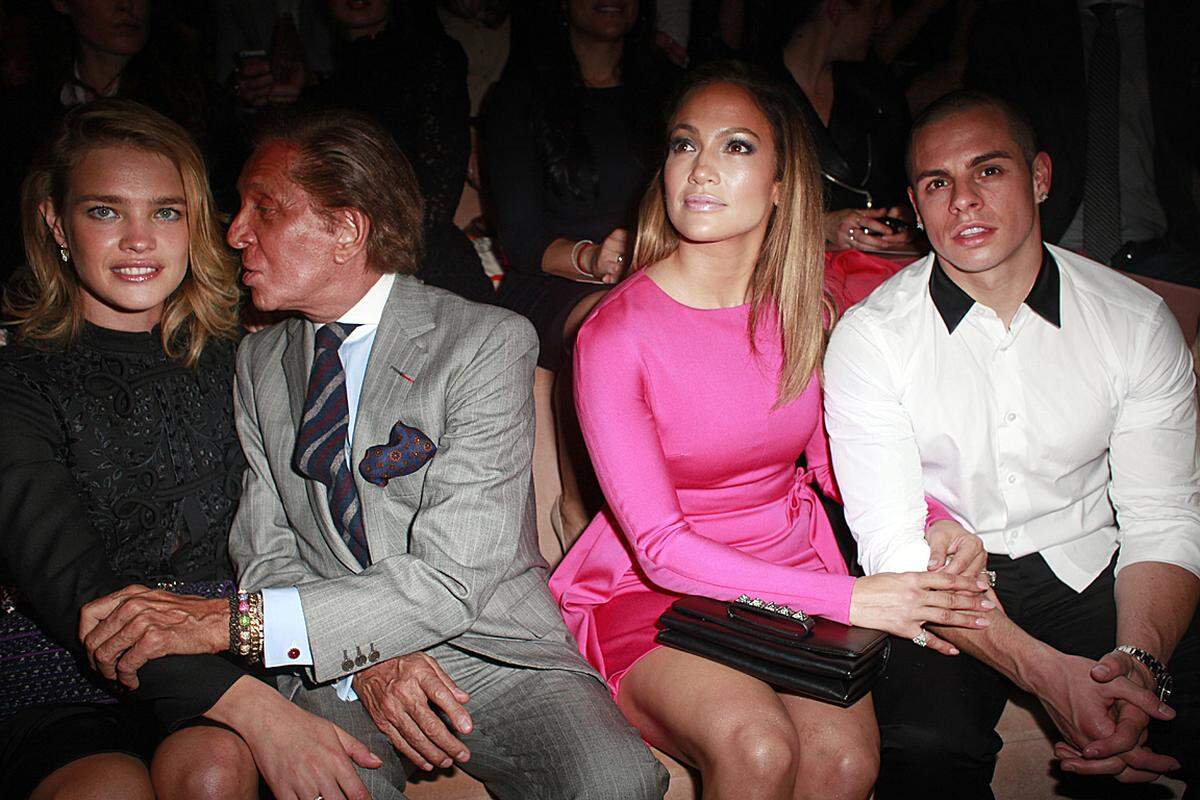 Erste Reihe fußfrei bei Valentino saßen: Topmodel Natalia Vodianova, der Gründer des Modeunternehmens Valentino Garavani und Jennifer Lopez mit Casper Smart.