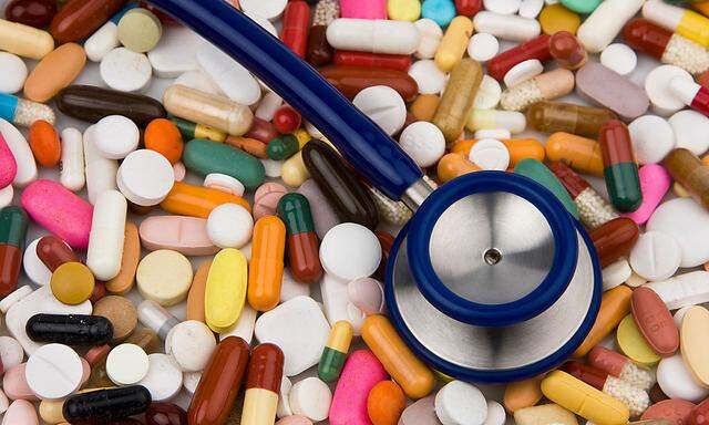 Tabletten und ein Stethoskop zu Heilung