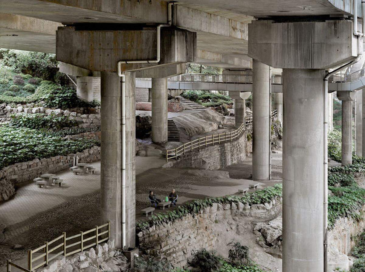Im chinesischen Chongqing findet sich unter einer massiven Brückenkonstruktion ein fast einladend gestalteter Freiraum.Yuzhong VII, Chongqing, CN, 2011 © Gisela Erlacher