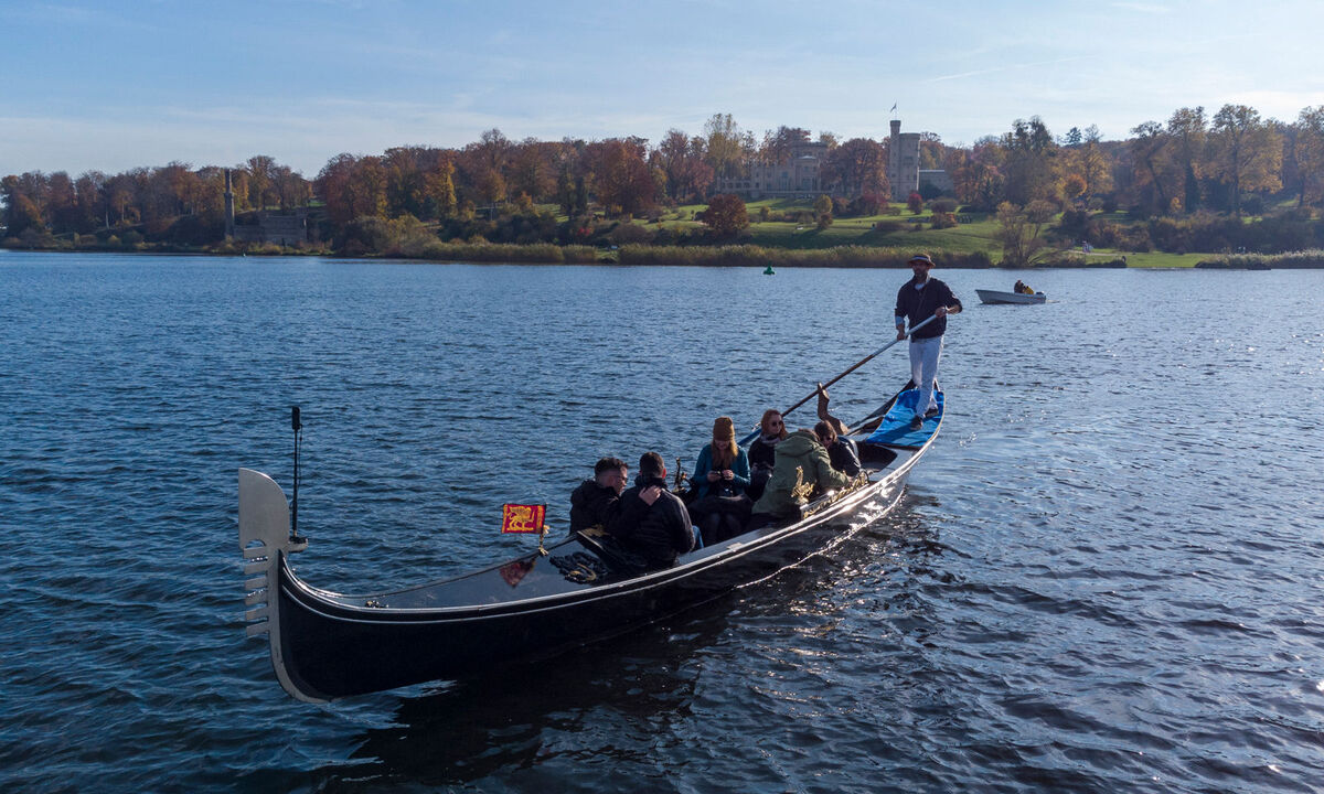 Ort und Kulisse deutscher Filmgeschichte: Schloss Babelsberg im Hintergrund.