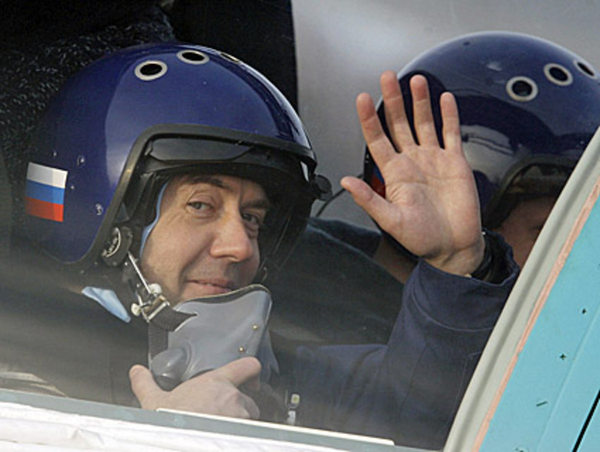 Hinter vielen Gesetzesbeschlüssen vermuten politische Beobachter ebenfalls die Hand Putins. So soll auch die Ende 2008 in Rekordzeit verabschiedete Verfassungsänderung für eine längere Amtszeit des Präsidenten ein Werk des beliebtesten Politikers Russlands sein.