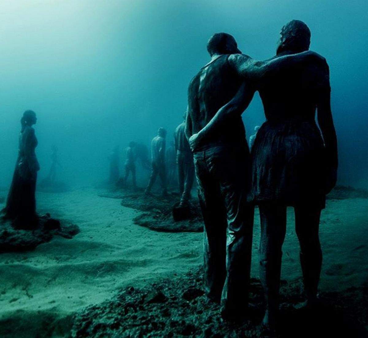 deCaires Taylor hat sich als Unterwasserkünstler bereits einen Namen gemacht. Vor der Küste des mexikanischen Cancuns hat er bereits 450 Skulpturen aufgestellt. Die eindrucksvollen Werke des Künstlers sind ein Touristenmagnet.