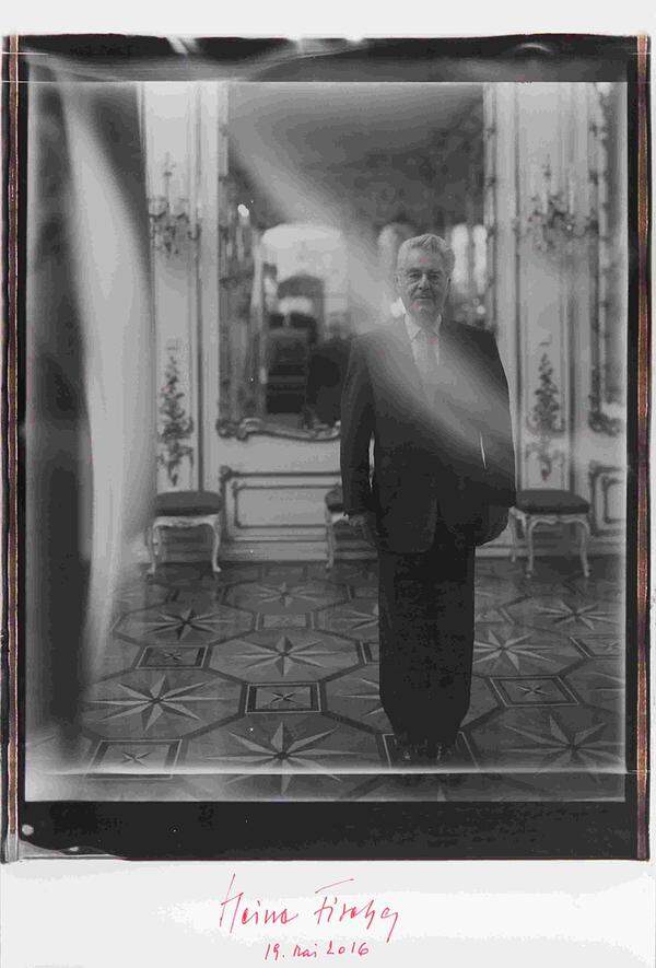 So anstrengend es auch sei, ständig im Blitzlichtgewitter zu stehen, könne er es auch genießen: "Wenn man weiß, das sind Fotografen, die etwas können, und da entsteht etwas Schönes, kann ich oft gar nicht genug kriegen", meinte Fischer. "Also es ist auch eine Freude, fotografiert zu werden." PETER COELN: Sofortbild, Unikat, Hofburg, Wien, 19.5.2016 Zum Ende seiner Amtszeit lässt sich Heinz Fischer mit einer der letzten 24 × 20 Inch Polaroid-Sofortbildkameras porträtieren.