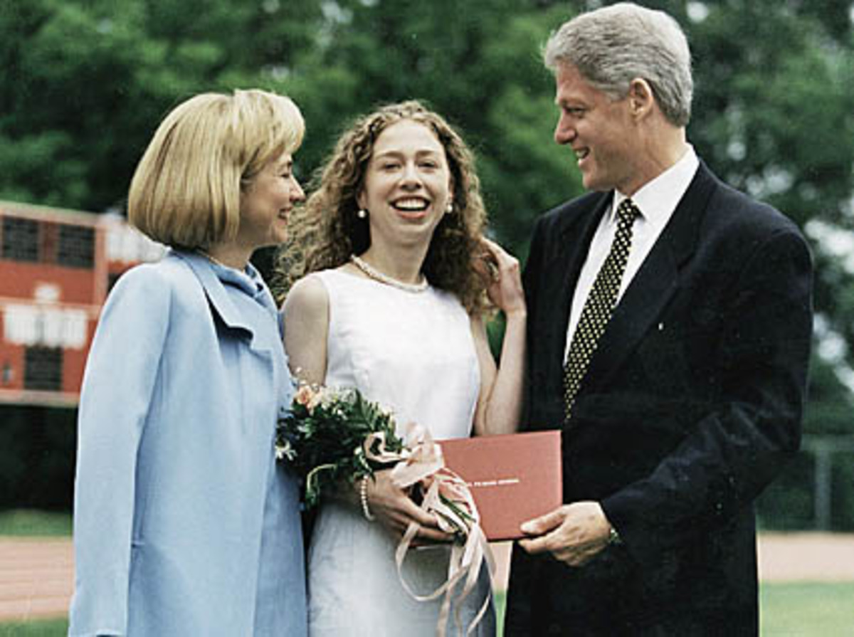... lernten die US-Amerikaner die "First Daughter" mit Zahnspange kennen, wussten über ihre Ballett-Erfolge Bescheid und beobachteten sie beim Abschluss der High School.  Im Bild: Hillary und Bill Clinton nach Chelseas High School-Abschluss 1997