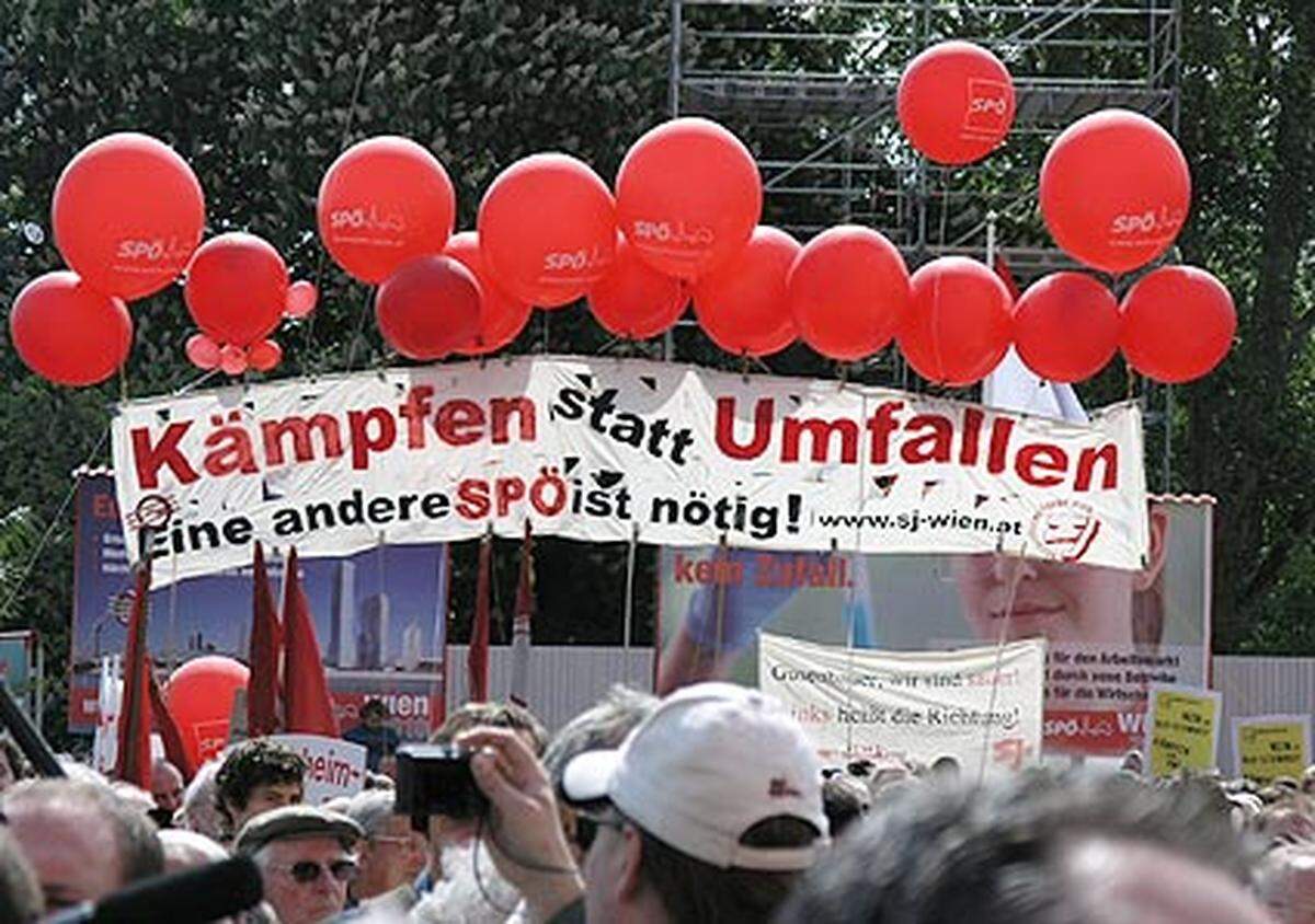 Auch mittels Transparenten wurde Kritik geäußert - etwa: "Die ÖVP ist keine Entschuldigung für eure Politik". Auch eine "andere SPÖ" wurde verlangt. Das offizielle Motto des Maiaufmarsches lautete: "Neuer Kurs für Österreich. Die Menschen im Mittelpunkt."