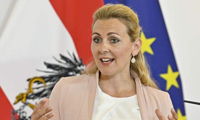 Arbeitsministerin Christine Aschbacher erwartet herausfordernden Herbst