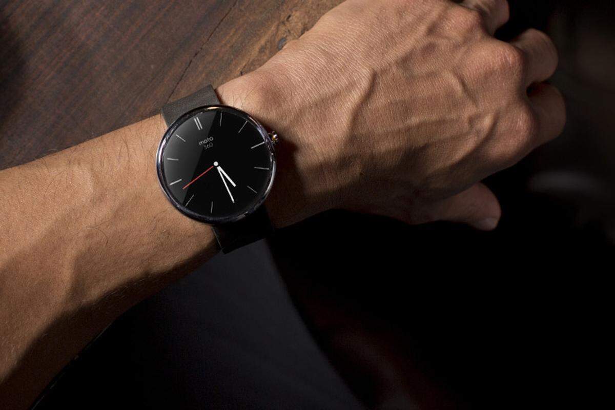 Das Handygeschäft von Motorola wird gerade von Google an Lenovo verkauft, die enge Zusammenarbeit bei dieser ersten "Android Wear"-Uhr lässt die Herkunft der Firma aber nicht leugnen. Die "Moto 360" genannte Uhr sieht auf den ersten Blick recht herkömmlich aus.