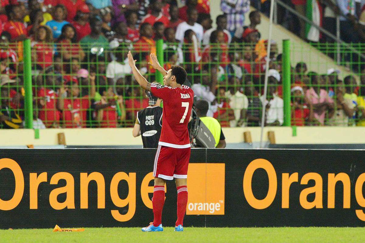 Nach langen Minuten des untätigen Zuschauens versuchten dann auch Äquatorialguineas Spieler die aufgebrachten Zuschauer zu beruhigen.