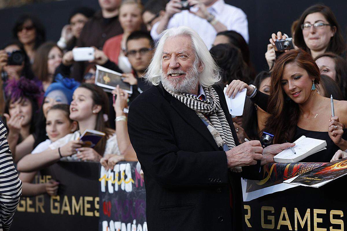Überrascht war für viele Fans die Wahl des Regisseurs: Für Gary Ross ("Pleasantville") war "The Hunger Games" erst seine dritte Regiearbeit. Dafür sind selbst die Nebenrollen mit Stars besetzt: Donald Sutherland (im Bild) spielt den Despot Snow, ...