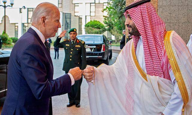 Um den Handschlag mit dem saudischen Prinzen kam Biden gerade noch herum - per Faustgruß.