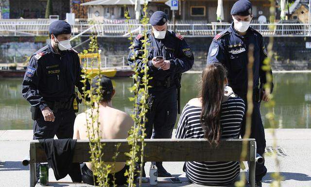 Polizeikontrolle am Donaukanal in Wien
