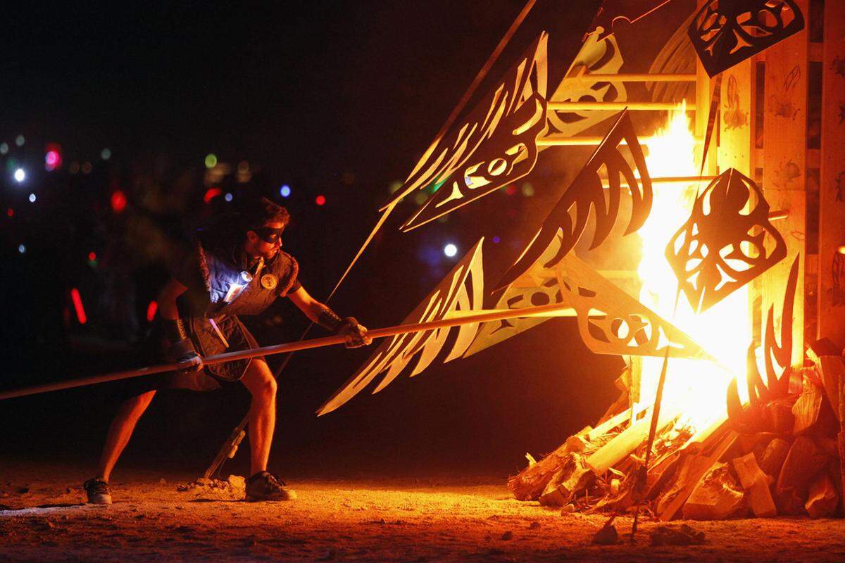 Überhaupt wird das hart geschaffene Werk gerne entsprechend der Tradition des Festivals verbrannt.