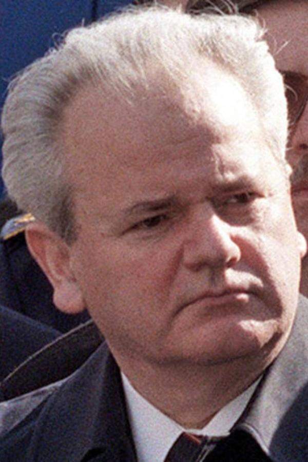 Der jugoslawische Ex-Präsident stand wegen Verbrechen im Kosovo und Völkermord in Bosnien vor dem UN-Gericht. Er wurde am 5. Oktober 2000 durch einen Volksaufstand gestürzt und am 1. April 2001 vom damaligen serbischen Ministerpräsidenten Zoran Djindjic nach Den Haag ausgeliefert. Djidjic wurde später ermordet. Milosevic starb am 11. März 2006 vor Ende des Prozesses im Tribunalsgefängnis Scheveningen.