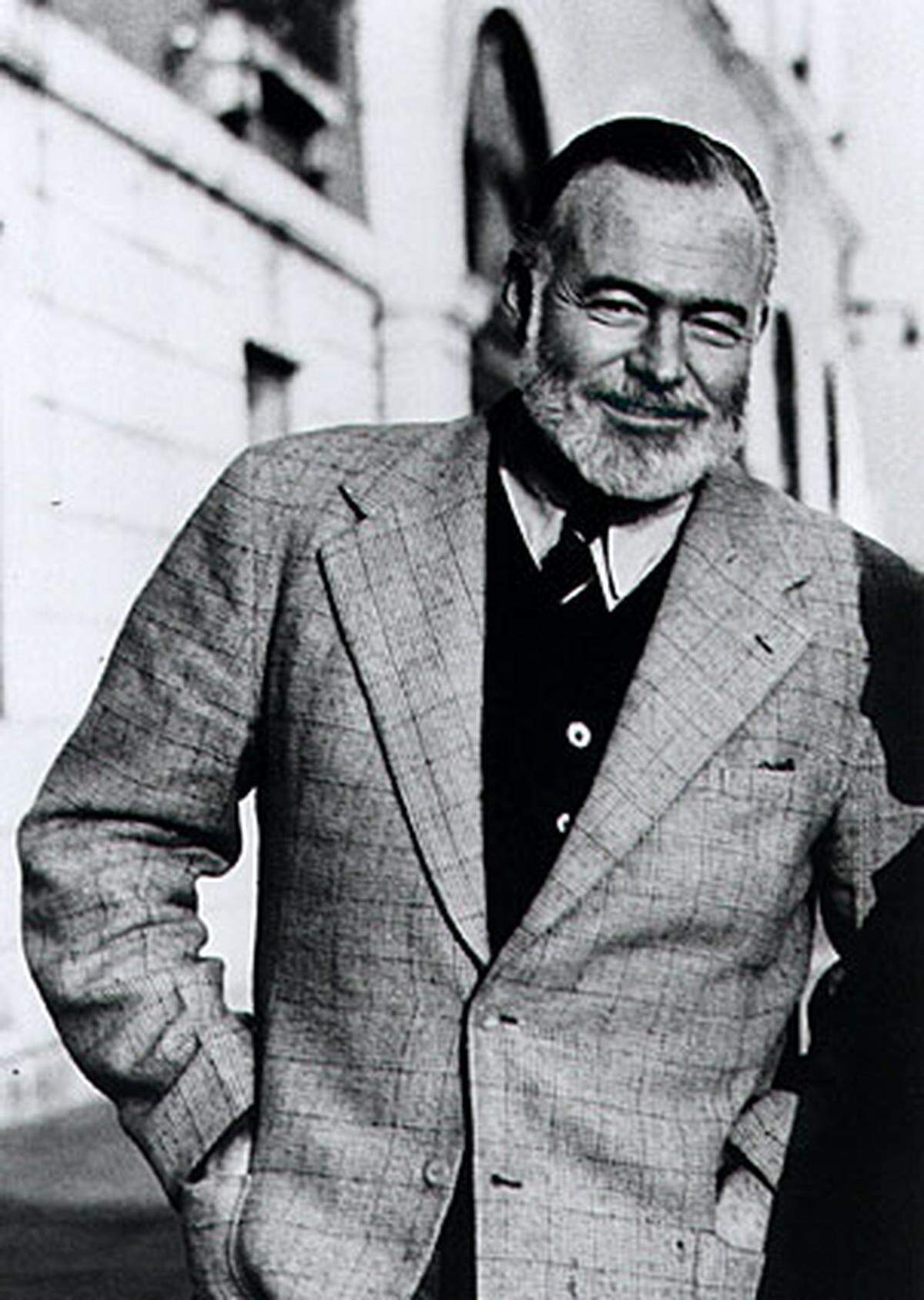 Das Trinken gehörte genauso zu Hemingways Macho-Image wie die Jagd. In der Bar Ritz, die nach ihm benannt wurde, soll er an einem einzigen Abend einmal 52 Martini Cocktails getrunken haben. Zeit seines Lebens begleiteten ihn Alkohol und Depressionen. Gegen Ende seines Lebens hatte er Probleme mit seiner Leber und hohen Blutdruck. Mit 61 Jahren beging der Nobelpreisträger Selbstmord.