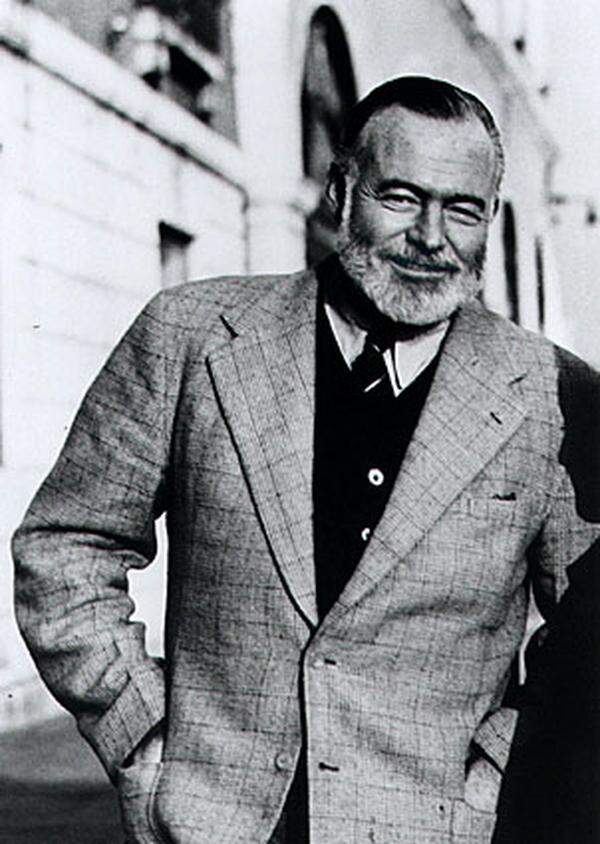 Das Trinken gehörte genauso zu Hemingways Macho-Image wie die Jagd. In der Bar Ritz, die nach ihm benannt wurde, soll er an einem einzigen Abend einmal 52 Martini Cocktails getrunken haben. Zeit seines Lebens begleiteten ihn Alkohol und Depressionen. Gegen Ende seines Lebens hatte er Probleme mit seiner Leber und hohen Blutdruck. Mit 61 Jahren beging der Nobelpreisträger Selbstmord.
