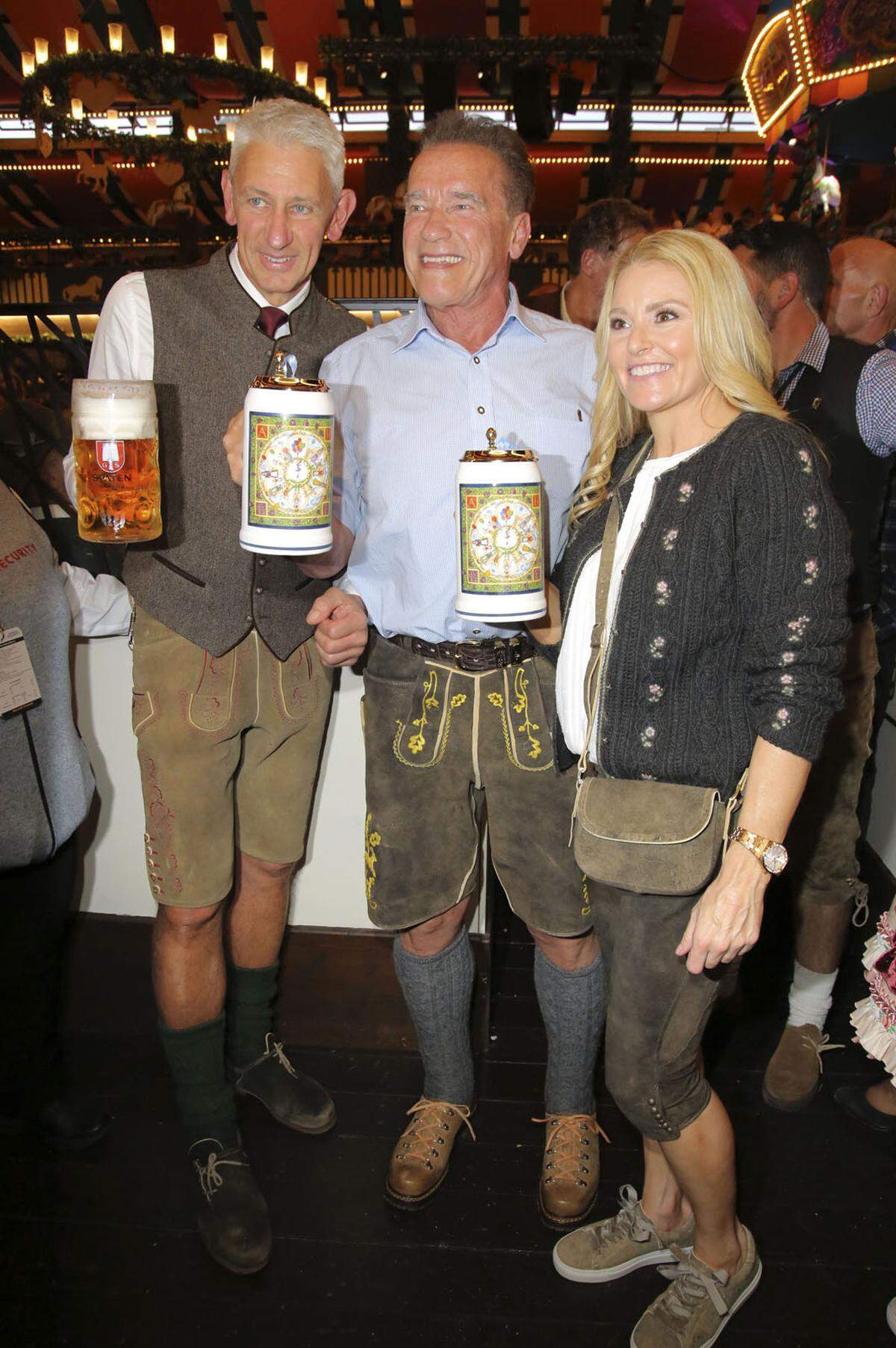 Stilecht mit kurzen Lederhosen und einem Bier in der Hand zeigte sich Arnold Schwarzenegger beim Oktoberfest in München im Marstall-Festzelt.