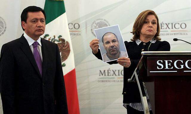 Generalstaatsanwältin Arely Gomez Gonzalez hält ein Bild des gesuchten Joaquin 